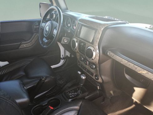 Used 2017 Jeep Wrangler Unlimited Sahara image 33