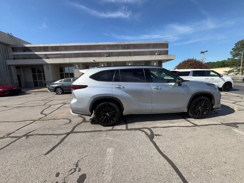 Used 2025 Toyota Highlander XSE AWD/4WD image 16