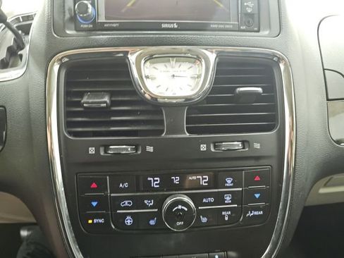 Used 2014 Chrysler Town & Country Touring-L w/ Driver Convenience Group FWD image 15