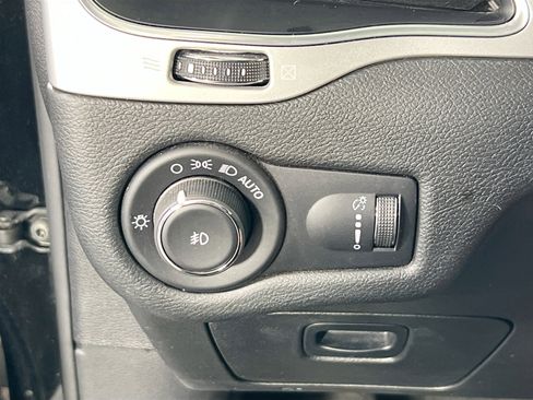 Used 2022 Jeep Cherokee Latitude w/ Sun & Sound Group AWD/4WD image 10