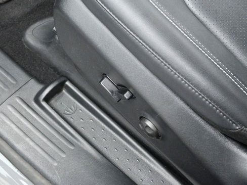 Used 2025 Chrysler Pacifica Select FWD image 43