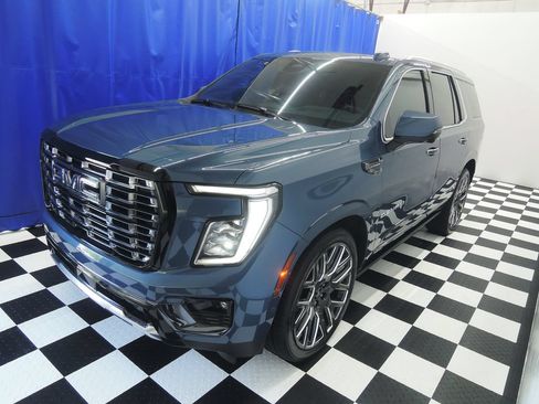 Used 2025 GMC Yukon Denali Ultimate AWD/4WD image 3