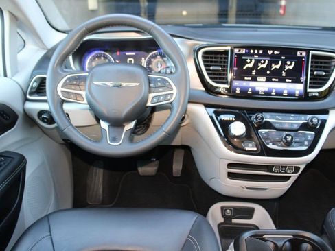 Used 2024 Chrysler Pacifica Touring-L FWD image 19
