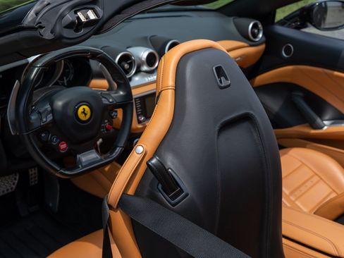 Used 2018 Ferrari California T RWD image 44