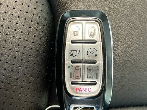 Used 2024 Chrysler Pacifica Touring-L FWD image 33