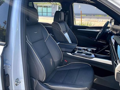 New 2026 Cadillac Escalade ESV Sport w/ Touring Package AWD/4WD image 36