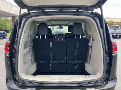 Used 2024 Chrysler Pacifica Limited FWD image 7