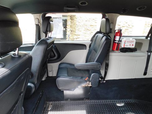 Used 2020 Dodge Grand Caravan SXT image 24