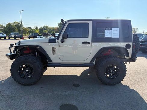 Used 2011 Jeep Wrangler Sahara w/ Connectivity Group AWD/4WD image 4