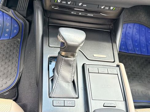 Used 2019 Lexus ES 300h w/ Premium Package image 18