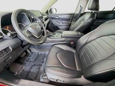 Used 2023 Toyota Highlander XLE AWD/4WD image 24