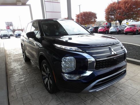 New 2025 Mitsubishi Outlander SE image 3