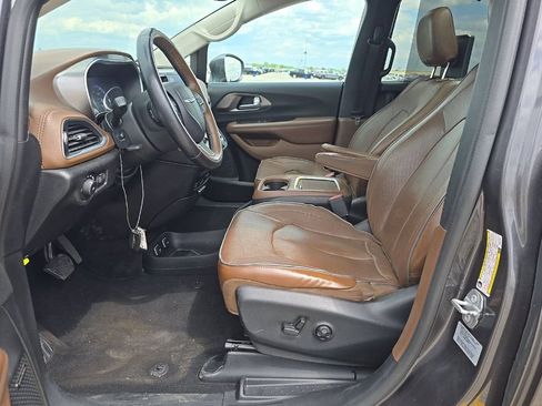 Used 2017 Chrysler Pacifica Limited FWD image 3