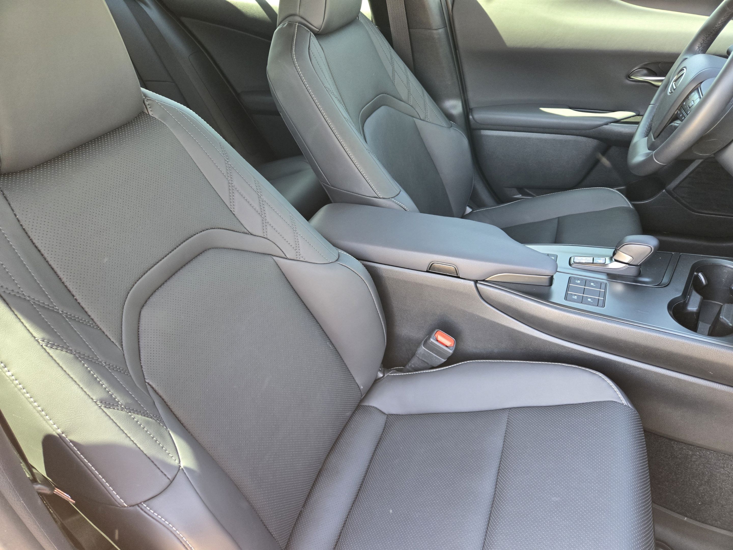 Used 2025 Lexus UX 300h FWD image 10