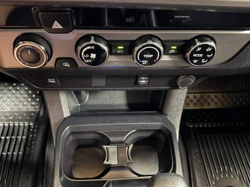 Used 2018 Toyota Tacoma SR5 AWD/4WD image 18