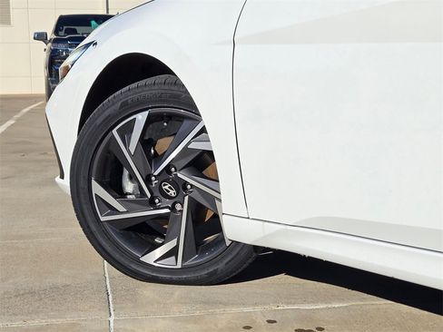 Used 2025 Hyundai Elantra Limited image 30