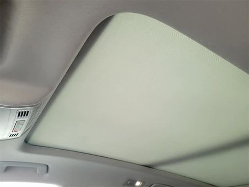 Used 2022 Volkswagen Taos SE w/ Panoramic Sunroof Package image 10