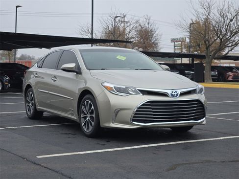 Used 2016 Toyota Avalon XLE Premium image 3