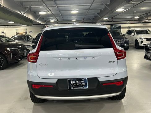 Certified 2025 Volvo XC40 B5 Core image 3