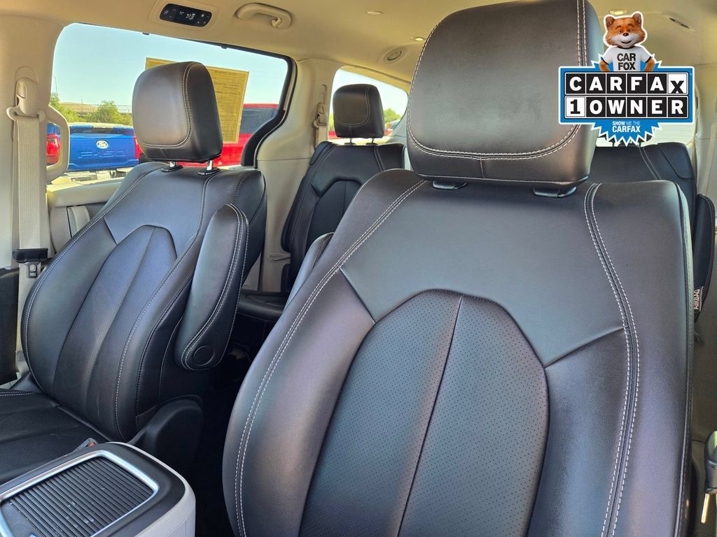 Used 2024 Chrysler Pacifica Touring-L FWD image 16