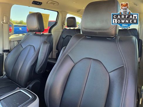 Used 2024 Chrysler Pacifica Touring-L FWD image 16