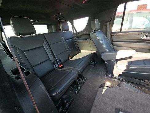 Used 2023 Chevrolet Suburban Premier image 16