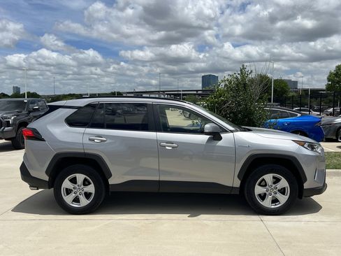 Used 2020 Toyota RAV4 XLE w/ Convenience Package AWD/4WD image 3