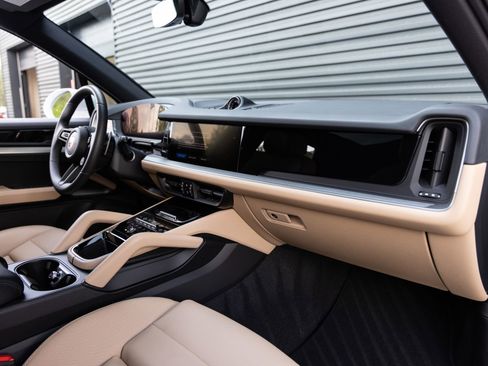 New 2025 Porsche Cayenne image 36