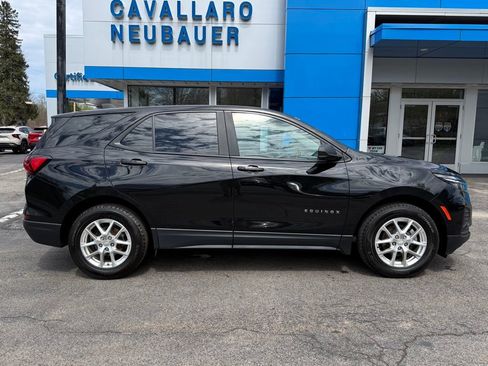 Used 2022 Chevrolet Equinox LS w/ LS Convenience Package AWD/4WD image 4