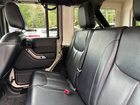 Used 2018 Jeep Wrangler Unlimited Sahara AWD/4WD image 13