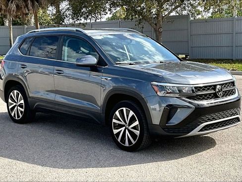 Certified 2022 Volkswagen Taos SE image 2