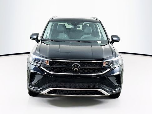 Used 2024 Volkswagen Taos SE image 2