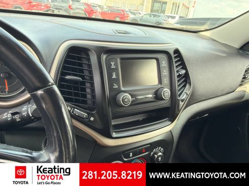 Used 2018 Jeep Cherokee Latitude w/ Altitude Package FWD image 12