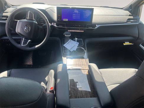 New 2026 Toyota Sienna Platinum image 10