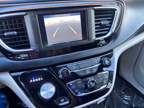 Used 2020 Chrysler Voyager L FWD image 20