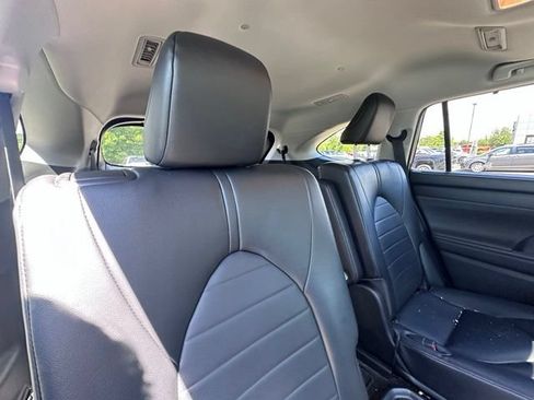 Used 2023 Toyota Highlander XLE AWD/4WD image 9