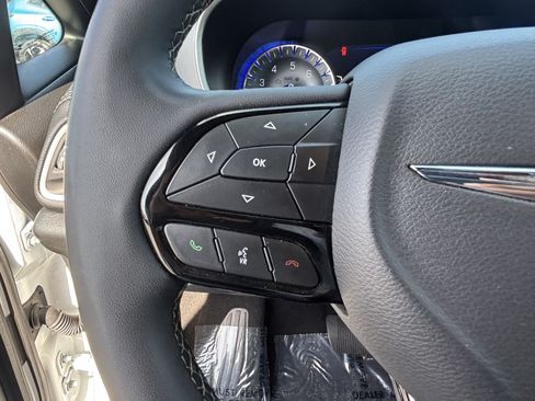 Used 2024 Chrysler Pacifica Touring FWD image 25