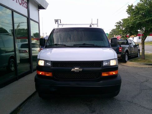 Used 2019 Chevrolet Express 3500 w/ Driver Convenience Package image 3