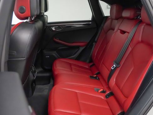 Certified 2025 Porsche Macan image 18