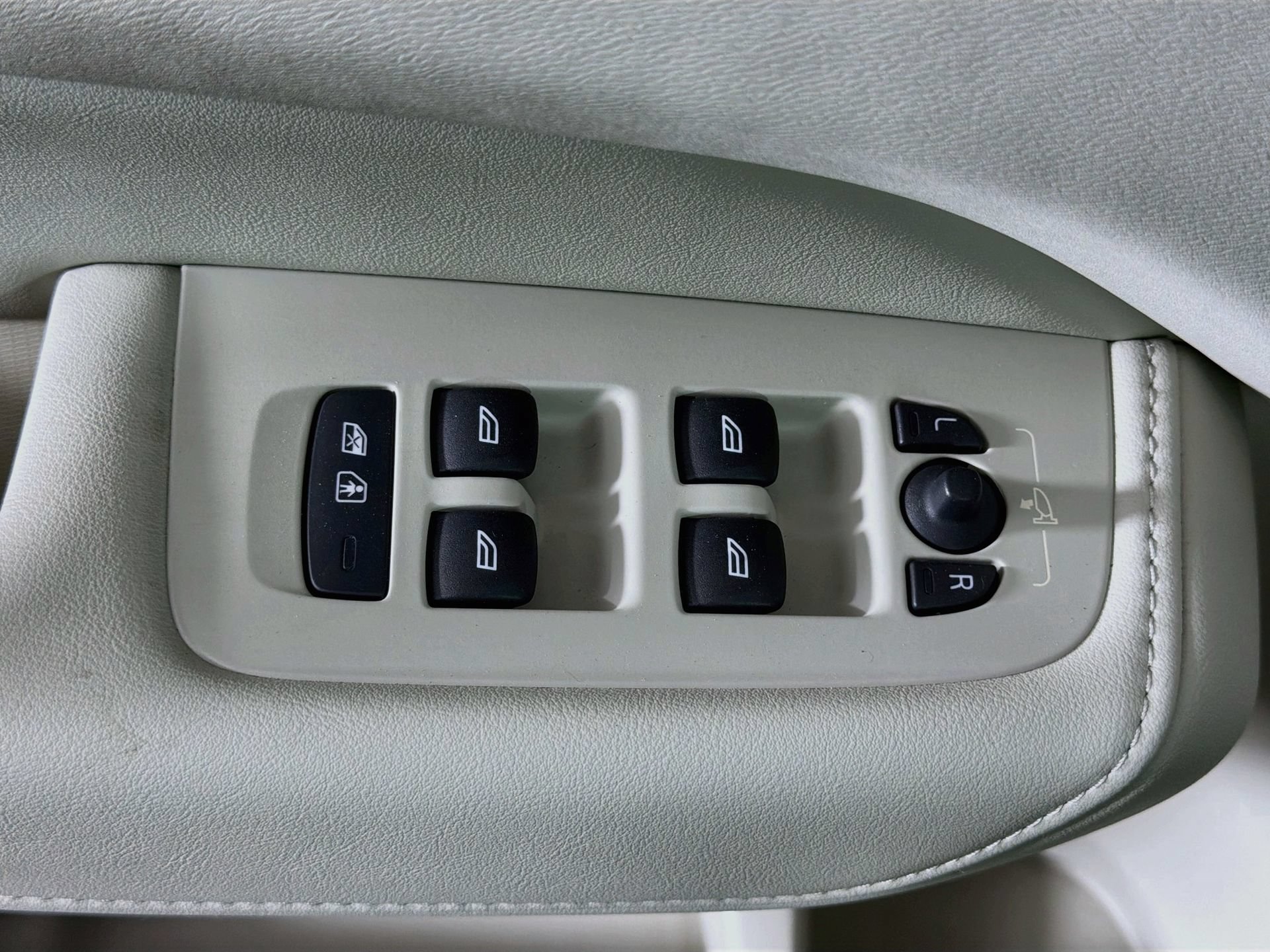 Certified 2023 Volvo XC60 B5 Plus w/ Protection Package Premier FWD image 18