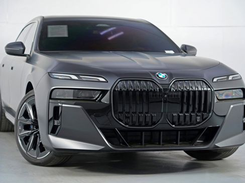 Used 2025 BMW 740i w/ Premium Package image 4