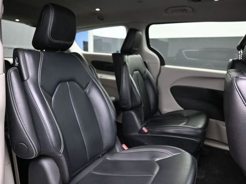 Used 2024 Chrysler Pacifica Select image 21