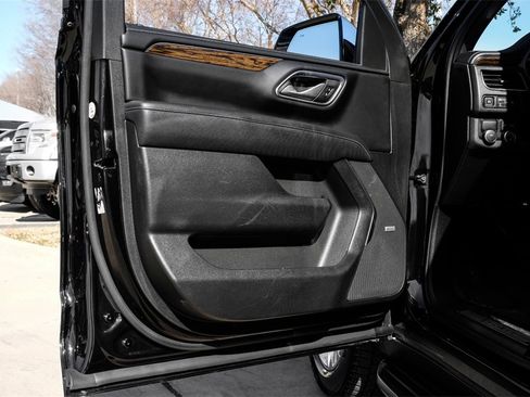 Used 2024 Chevrolet Suburban Premier image 40