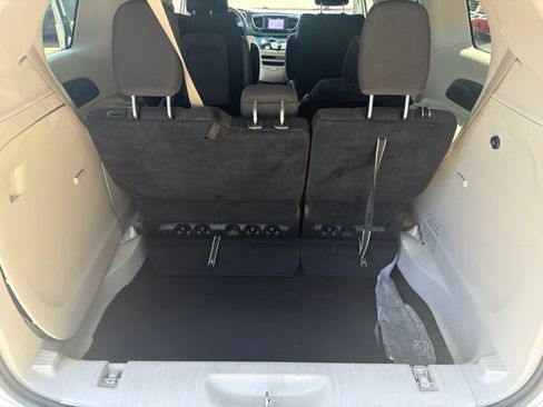 Used 2022 Chrysler Voyager LX FWD image 21