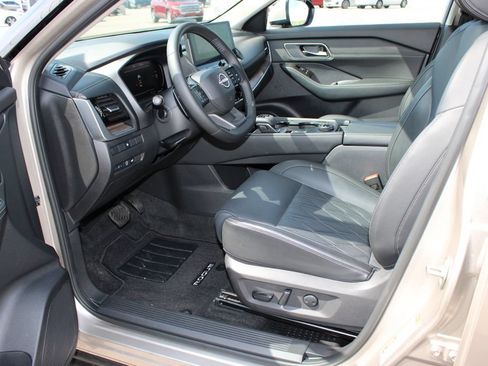 Used 2025 Nissan Rogue Platinum AWD/4WD image 11