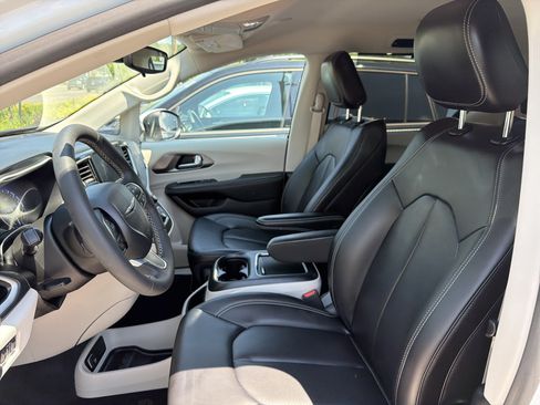 Used 2023 Chrysler Pacifica Touring-L AWD/4WD image 9