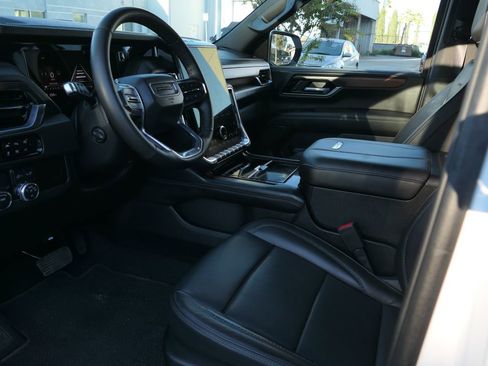 Used 2025 GMC Yukon Denali image 12