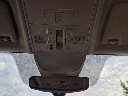 Certified 2025 Volkswagen Taos SE AWD/4WD image 26