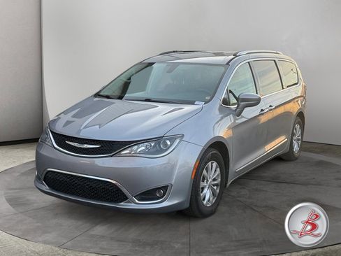 Used 2018 Chrysler Pacifica Touring-L image 3
