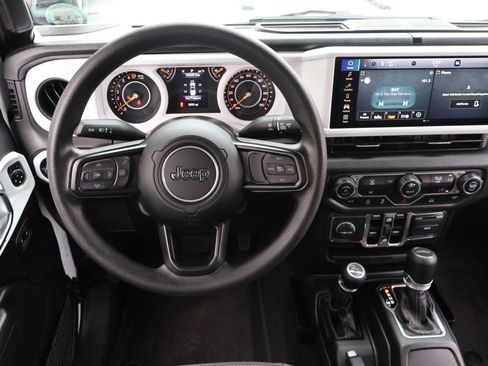 Used 2025 Jeep Gladiator Sport image 19